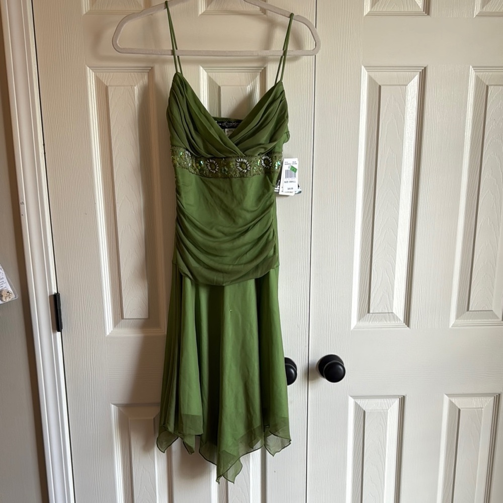 Elegant Green Dress with Embellished Waist